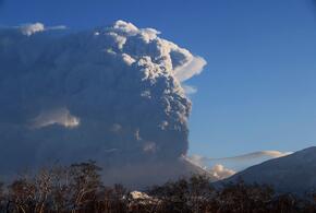 Вулкан Ключевской растопил ледник и залил соединяющую местные поселки дорогу