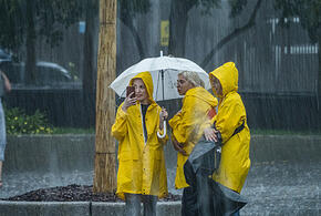 Жителей и гостей Сочи предупредили о надвигающейся на курорт грозе