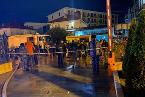 Круглосуточно возле многоэтажки находятся пешие патрули