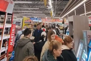 От огромных очередей ломятся магазины в Краснодаре