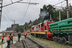 Последствия оползня на железной дороге ликвидируют в Сочи