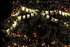 Просто так: таксист  украсил машину новогодними гирляндами и оленьими рогами, чтобы дарить радость пассажирам