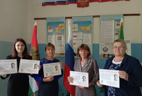 Подстава: учителя поздравили Путина с днем рождения плакатами с изображением Бандеры