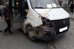 В Анапе иномарка врезалась в микроавтобус, пассажира с травмами госпитализировали