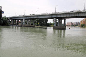 В Краснодаре 18-летняя девушка прыгнула в реку с Тургеневского моста