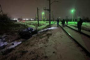 В Краснодаре водитель легкового автомобиля погиб после столкновения машины с поездом