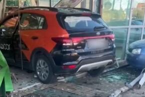 В Сочи автомобиль въехал в наполненный покупателями супермаркет