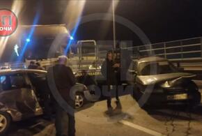 В Сочи рядом с границей с Абхазией произошло массовое ДТП с девятью автомобилями