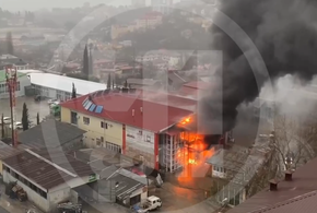 Горит склад на улице Тимирязева в Сочи