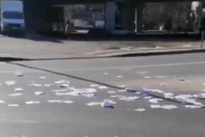 Сканы паспортов и медицинские карты разбросаны на улице в Краснодаре