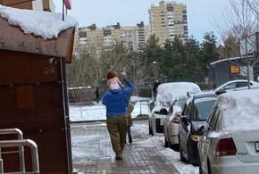 Ребенка в одном подгузнике вывели зимой на прогулку в Краснодаре