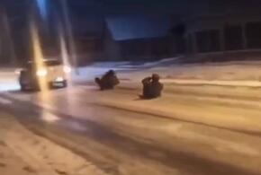 В Апшеронске парни катались по проезжей части на «ледянках», привязанных к автомобилю