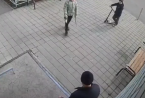 В Краснодаре школьники закидали 82-летнего пенсионера с тростью бутылками