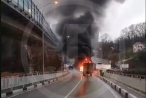 В Сочи дорога блокирована из-за внезапного возгорания грузовика с мусором