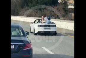 В Сочи на багажнике Ford Mustang туристы устроили фотосессию на полном ходу