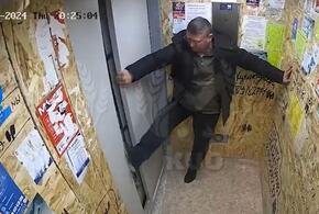 Мужчина дважды разбирал лифт в краснодарской многоэтажке, чтобы выбраться оттуда