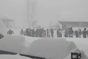 Гром, молнии и буран: туристы устроили столпотворение у подъемников в горах Сочи в жуткую погоду