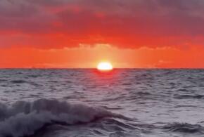 Красное небо наблюдали жители Кубани этим вечером