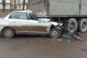 Легковушка на полном ходу врезалась в стоящий на обочине грузовик на Кубани