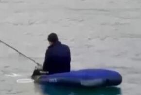 Матрас вместо лодки: в Сочи рыбак в море поразил очевидцев новым способом ловли