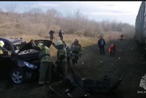 МЧС работает на месте жуткой аварии автомобиля с поездом на Ставрополье