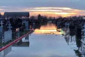 На кладбище в Краснодаре экстренные службы откачивают воду, сотни могил затоплены