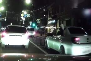 Пассажир напугал краснодарцев, вытащив пистолет из окна машины 