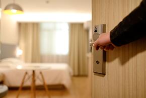 Работникам российских гостиниц не повышают зарплаты, несмотря на острый дефицит кадров