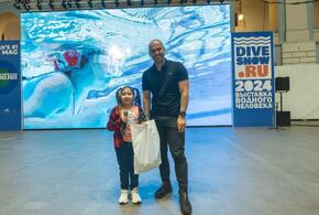 Девочке вручил награду 34-кратный чемпион мира по фридайвингу