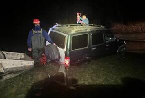 Туристы из Краснодара, хотели отдохнуть на природе, но застряли в машине посреди реки