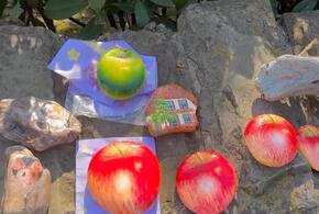 Мастер разрисовал камни так, что они стали похожи на настоящие яблоки
