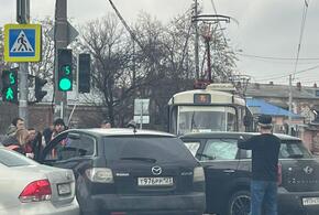 На путях застряли два автомобиля