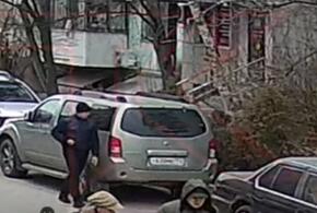 В Краснодаре заметили автовредителя, громящего чужие машины