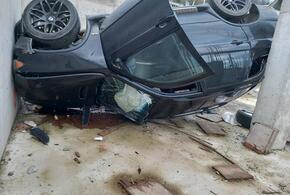 В Сочи «БМВ» опрокинулся в строительный котлован 