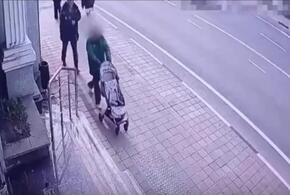 В Сочи бомж из Якутии угнал детскую коляску, но попался полиции