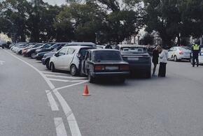 В Сочи девушка на «ВАЗе» протаранила сразу четыре припаркованные машины на Театральной площади