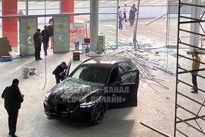 В Сочи кроссовер премиум-класса въехал в автосалон, выбив фасадное остекление 