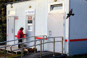 В сортирном заточении оказался турист в Адлерском районе Сочи