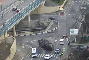 Военный «КАМАЗ» перевернулся в центре Сочи и перекрыл дорогу