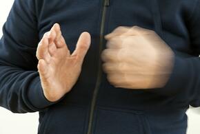 Жесткие кадры: в Краснодаре мужчина с кулаками набросился на сожительницу и ребенка