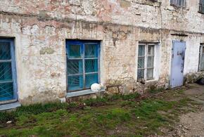 «Гнилые окна, протекающая крыша»: старейший памятник архитектуры в Новороссийске не ремонтируется уже больше 70-и лет