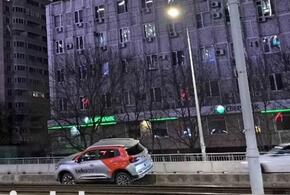 На Садовом мосту в Краснодаре каршеринговый автомобиль неожиданно вылетел на рельсы