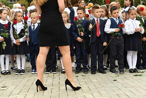 Кто последний в первый класс: в Краснодаре у школ выстроились огромные очереди из родителей будущих школьников