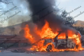 Машина воспламенилась на трассе возле Сочи