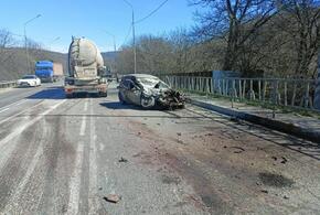 На Кубани 19-летний водитель «Лады» устроил ДТП с тремя грузовиками и погиб