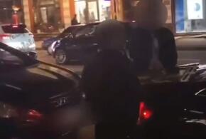 На Кубани водитель «Лексуса» решил сыграть в нарды прямо на проезжей части