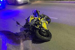 Мотоциклист врезался в легковушку Kia на улице Московской в Краснодаре