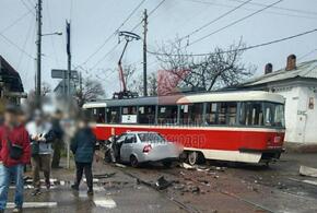 В Краснодаре сегодня столкнулись две легковушки и трамвай