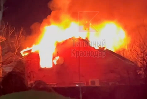 Огромное пламя охватило дом в поселке Плодородный под Краснодаром
