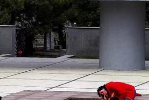 От Вечного огня в Краснодаре прикурила неадекватная женщина